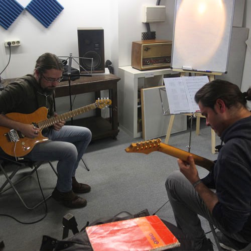 Clase de guitarra en Vigo con Almodóvar